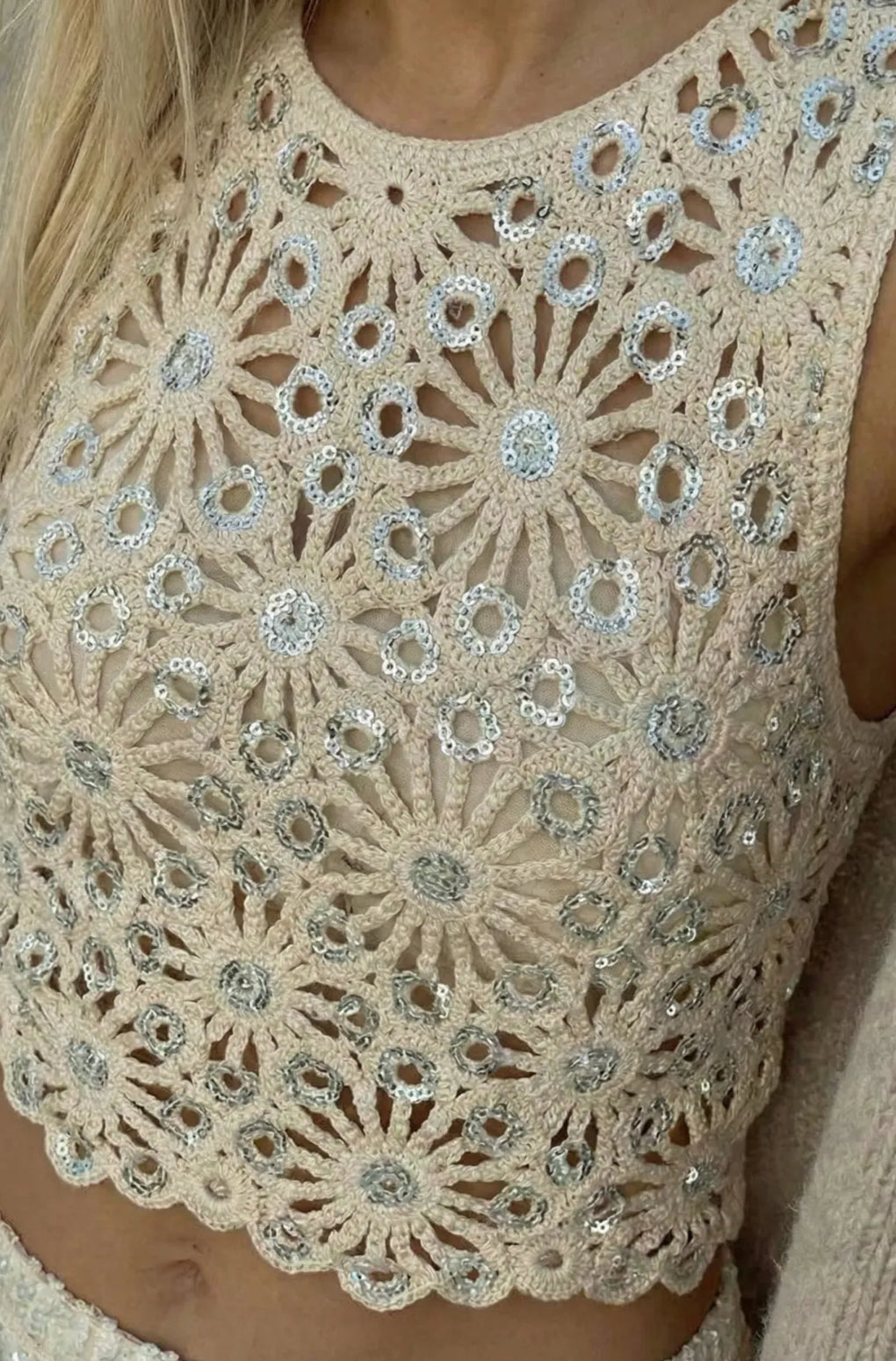 TOP BEIGE SEQUINS ARGENTES CROCHET