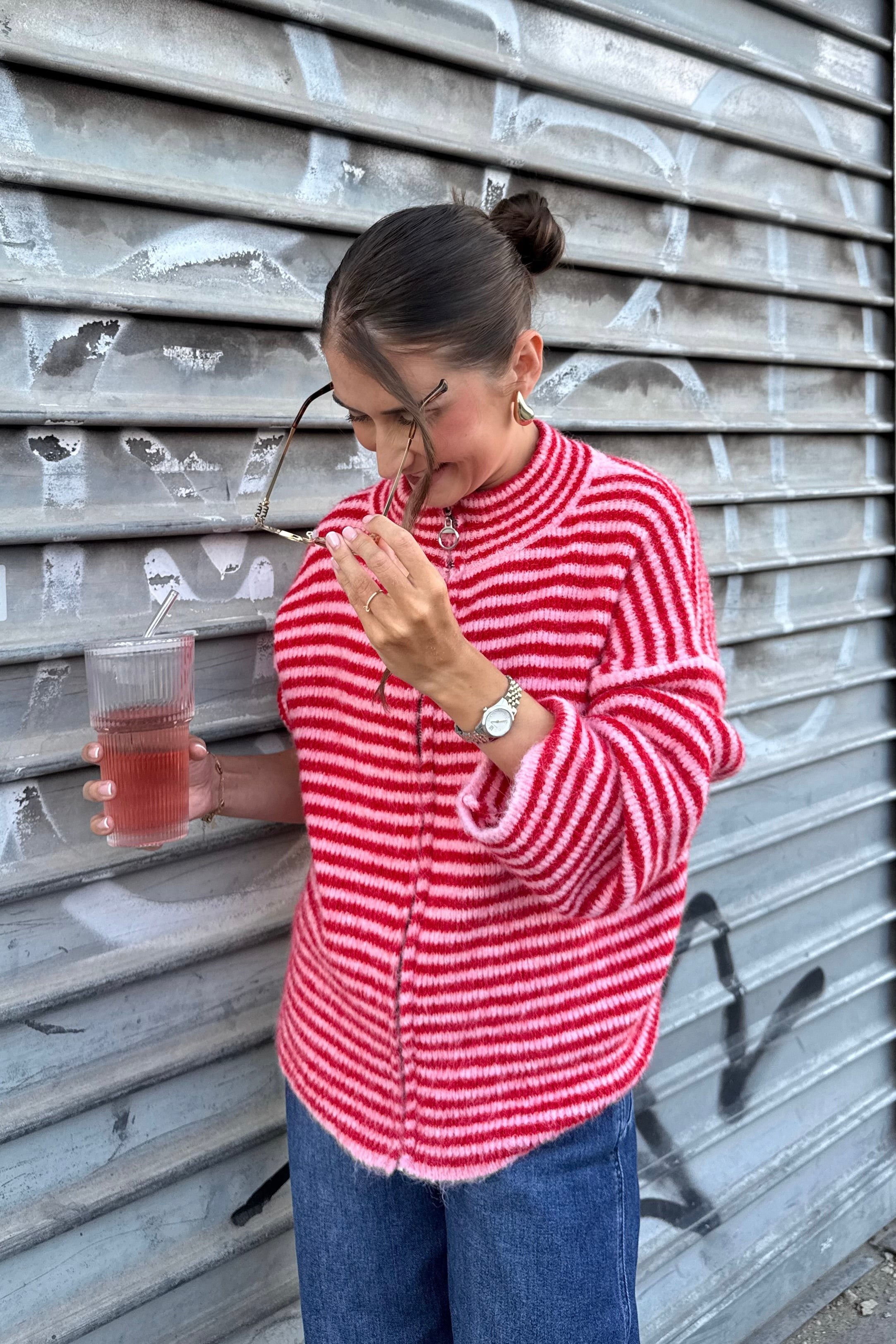 Gilet rayé rouge et rose