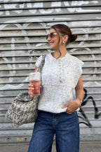 Pull sans manche bouton coeur gris