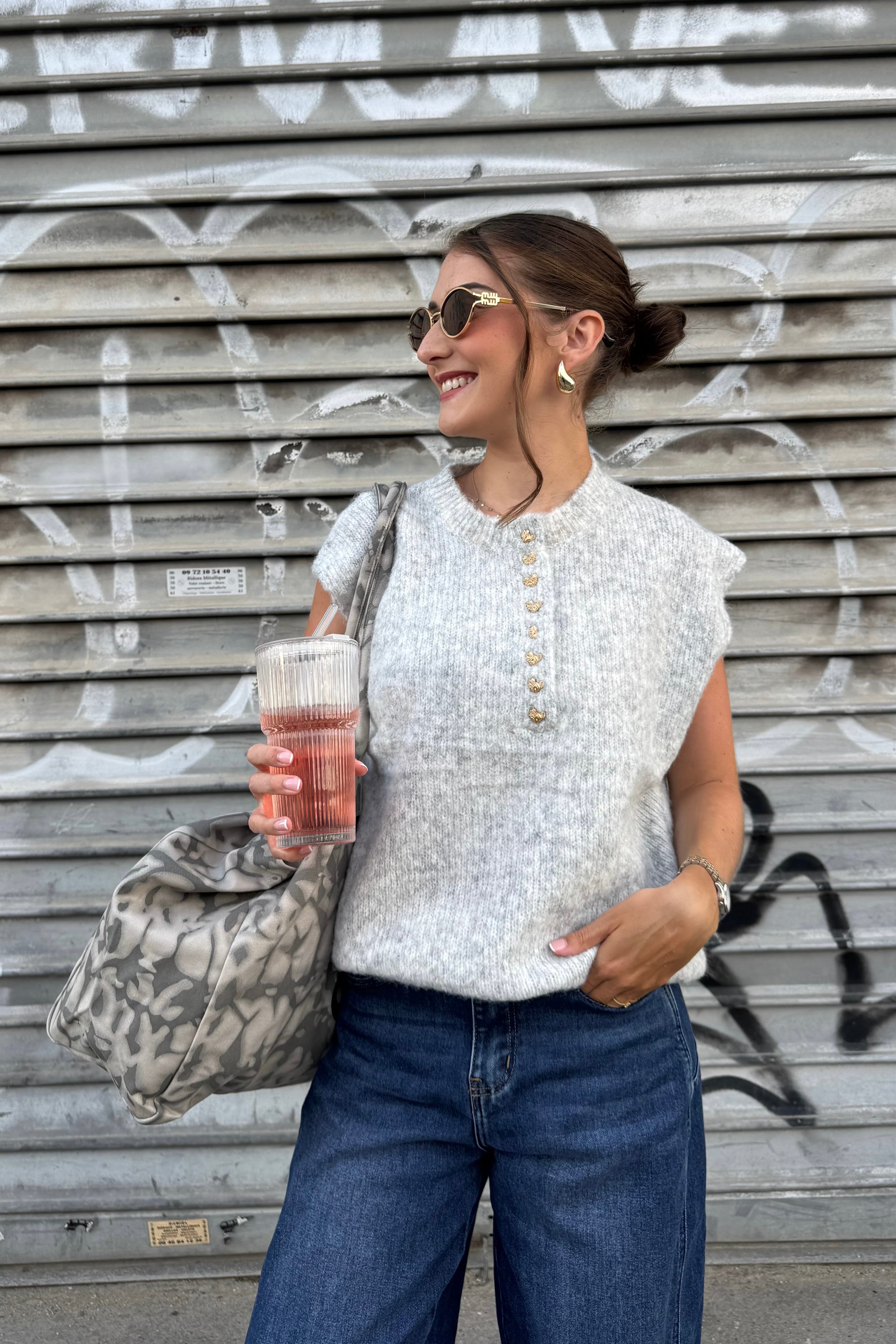 Pull sans manche bouton coeur gris
