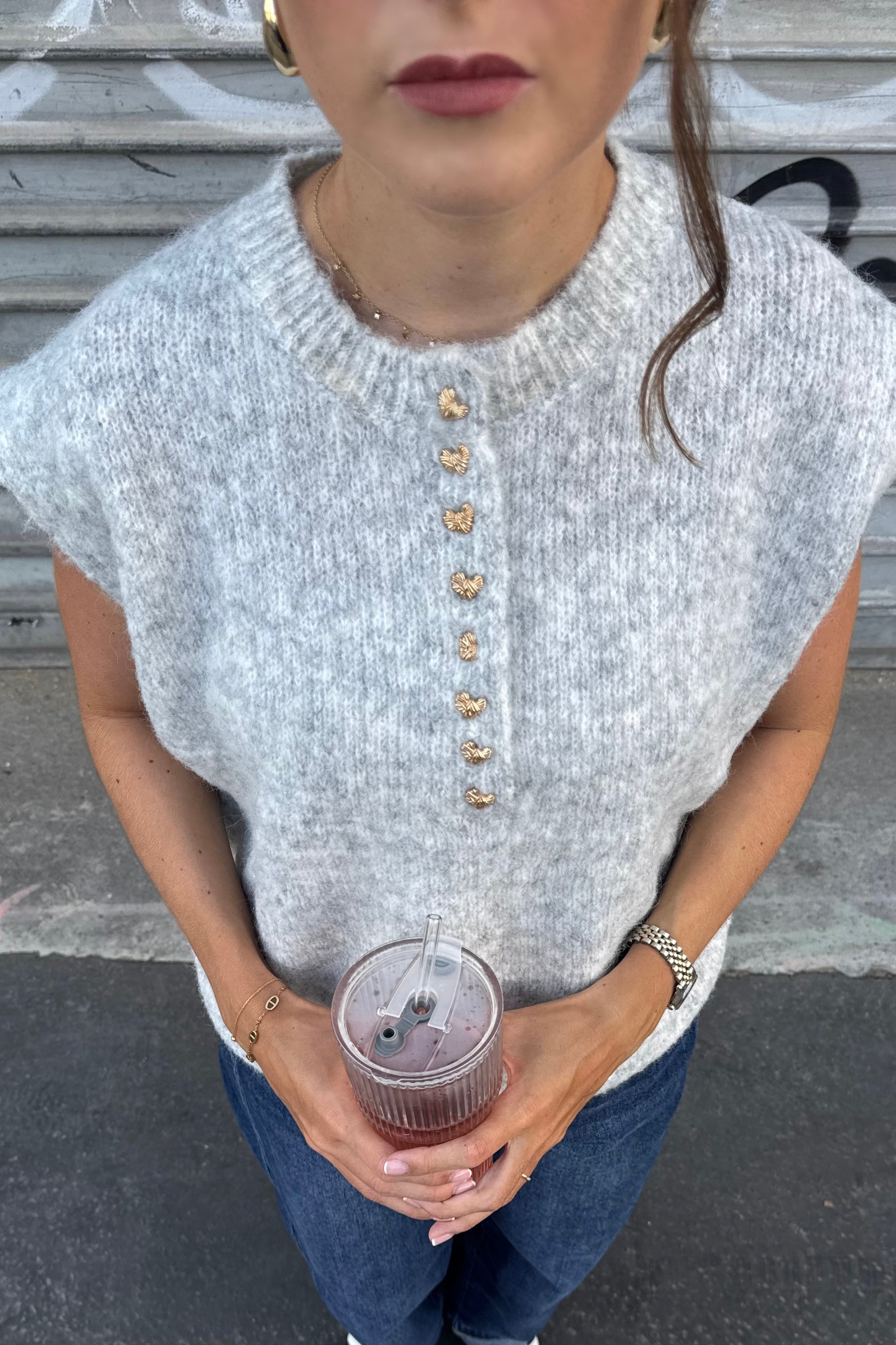 Pull sans manche bouton coeur gris