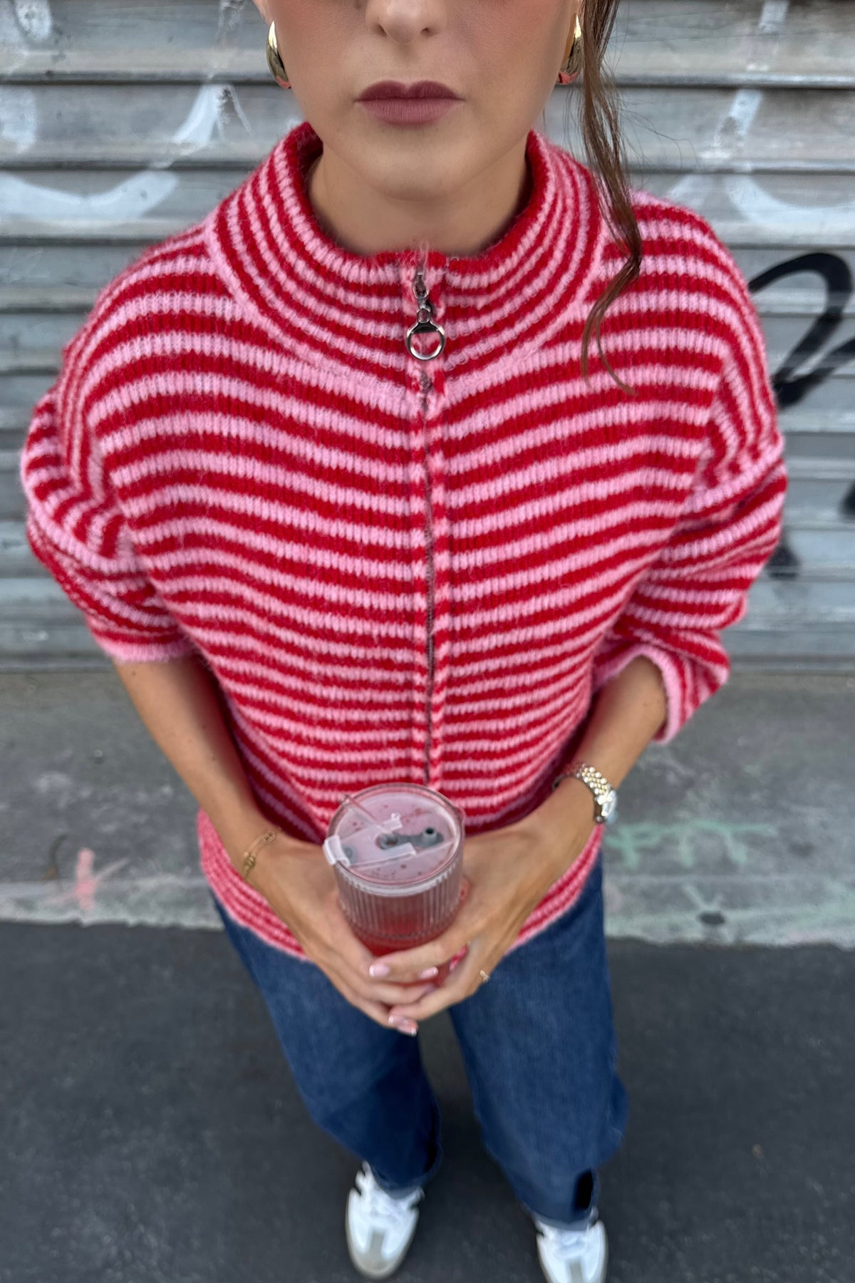 Gilet rayé rouge et rose