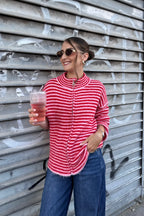 Gilet rayé rouge et rose