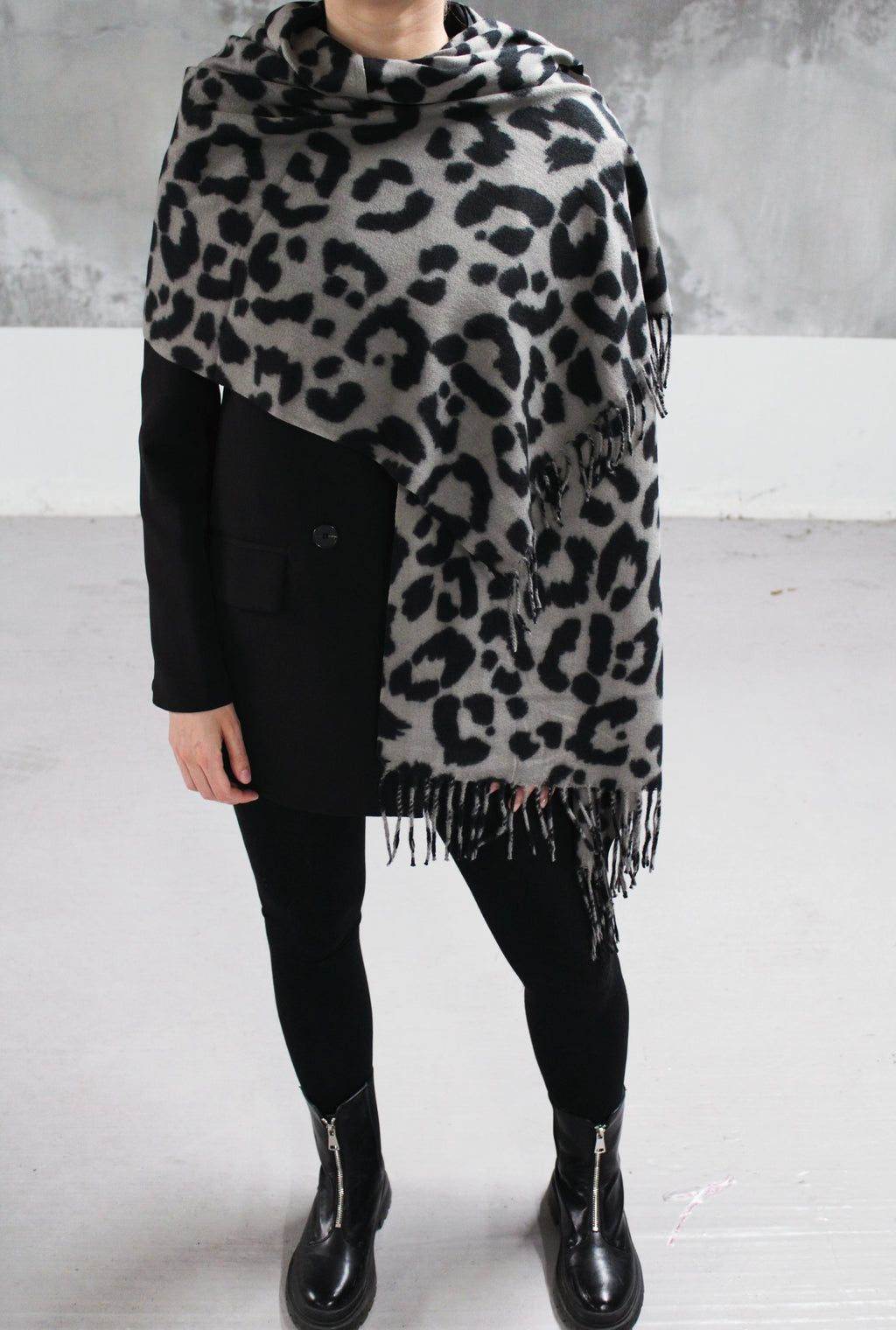 ECHARPE LEOPARD NOIRE ET GRISE