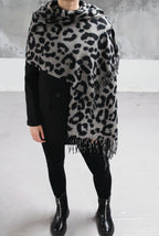 ECHARPE LEOPARD NOIRE ET GRISE